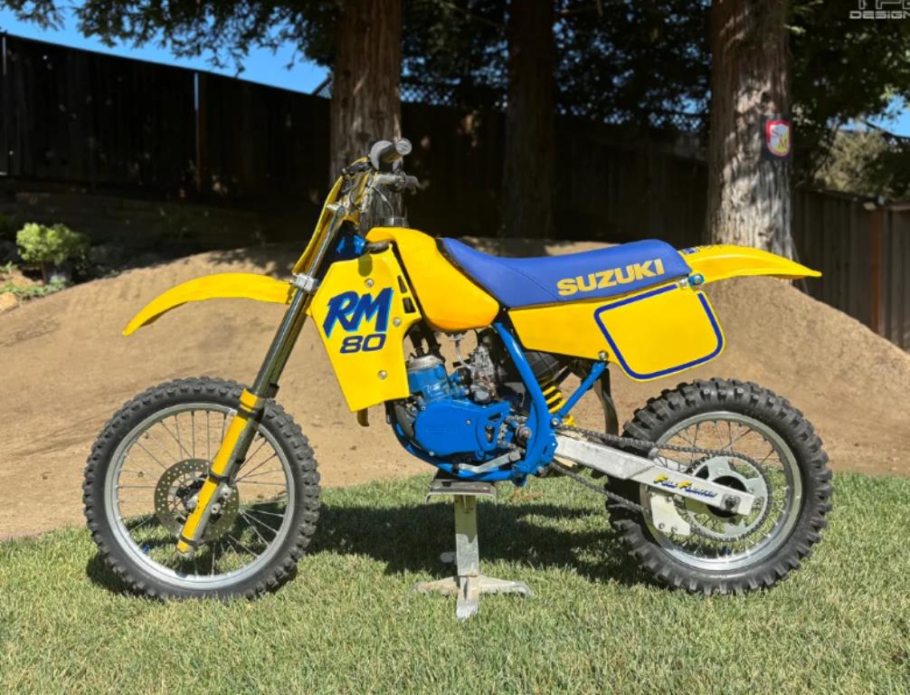 Motorcycle Decals Suzuki RM 80 1989 side cover fuel tank Installation Sample